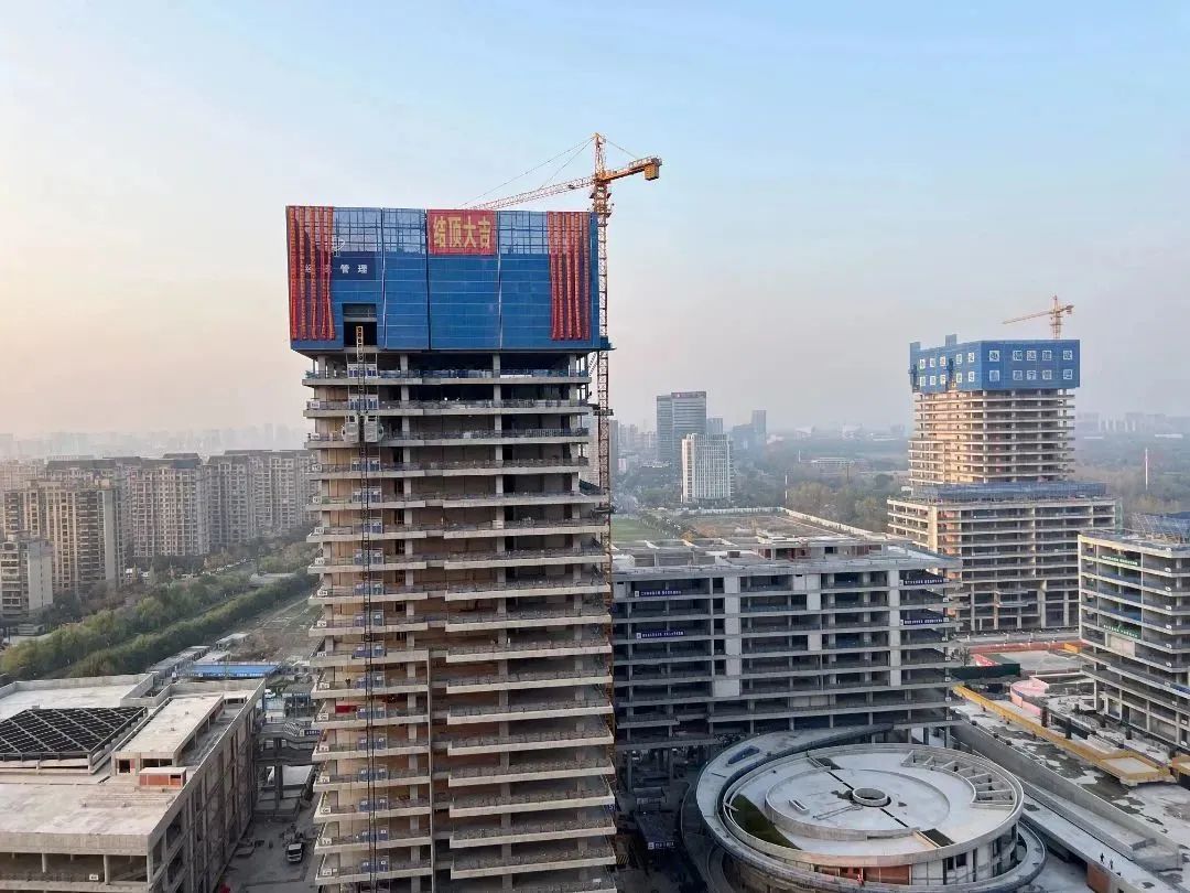 1703645464144081EiAS.jpg 嘉興國際金融廣場二期項目喜結金頂.jpg